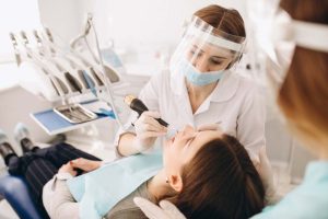 Семейный стоматолог Кирьят-Малахи проводит осмотр всей семьи