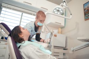 הלבנת שיניים בלייזר בקריית מלאכי טכנולוגיה מתקדמת לשיניים לבנות