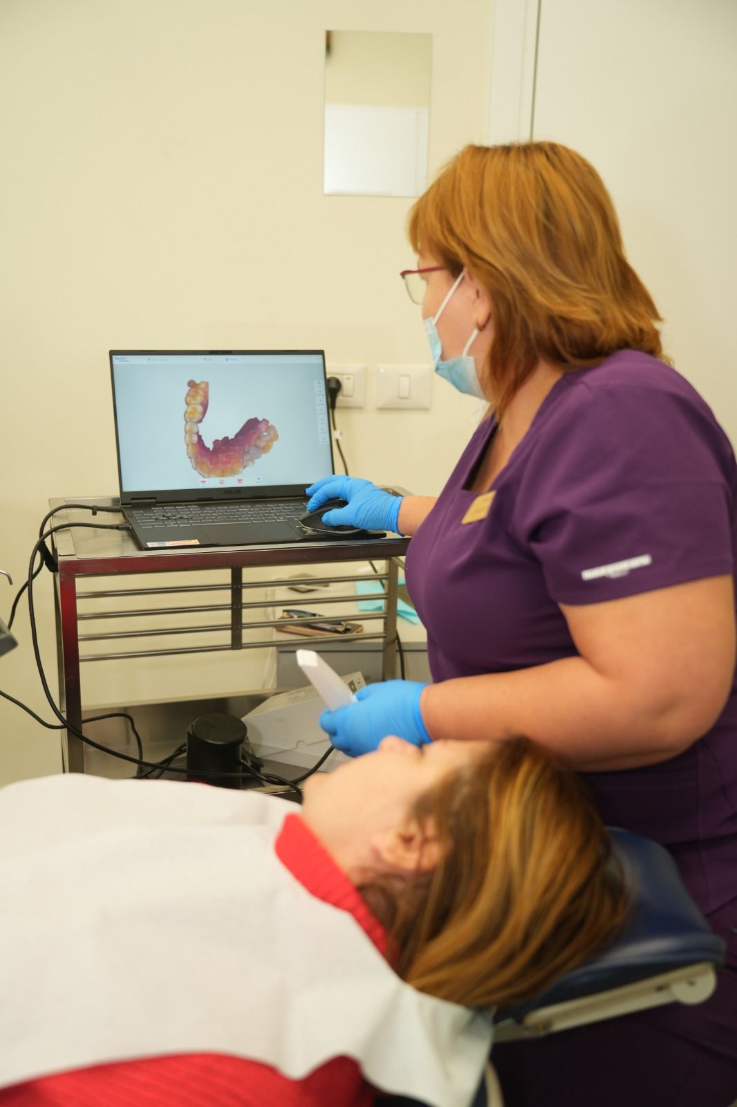 מטופל מחייך לאחר טיפול במרפאת שיניים קרית מלאכי